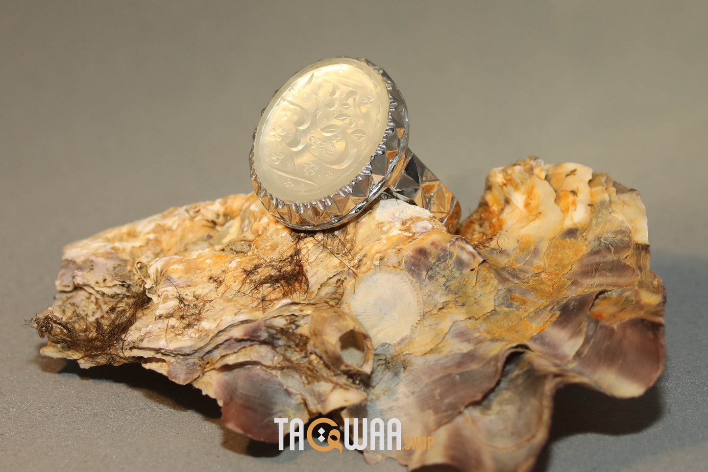 Extremely Rare White Yemeni Agate – Engraved with 'العزة لله حسبي الله'