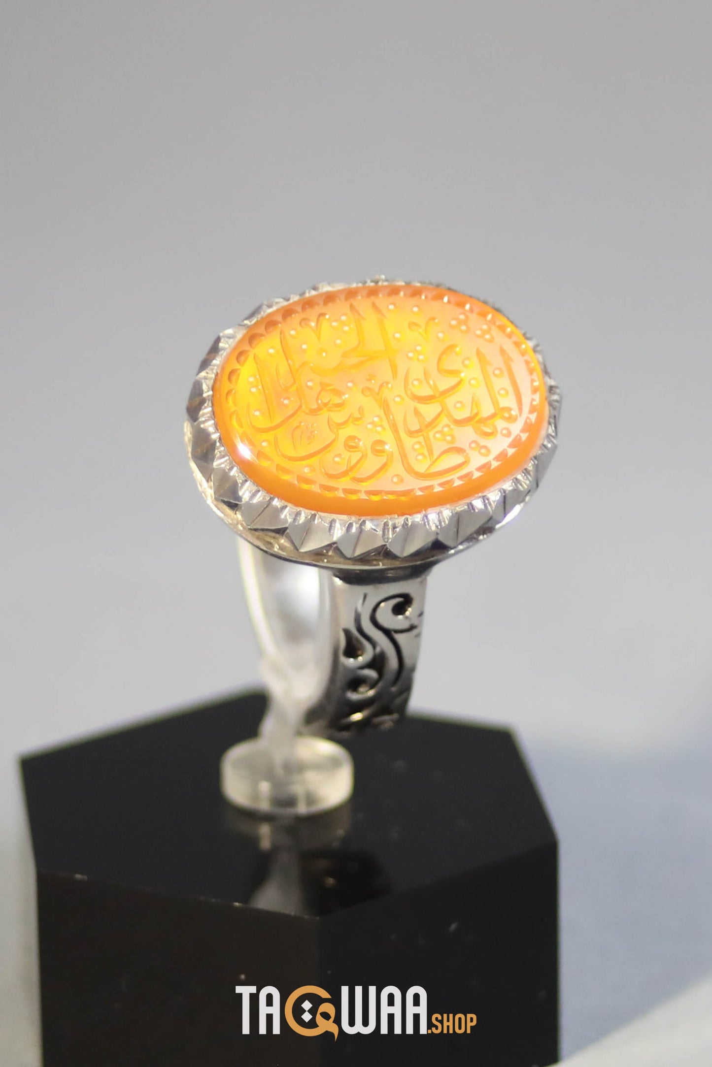 Timeless Men's Silver Ring with Yemeni Orange Aqeeq – Engraved with 'المهدي طاوس اهل الجنة